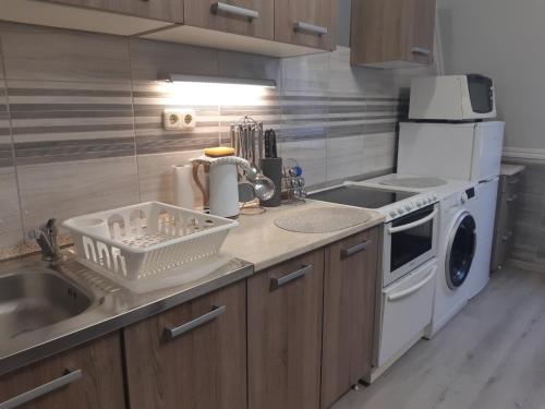 Kuchyňa alebo kuchynka v ubytovaní Bajnok Apartman