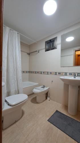 La salle de bains est pourvue de toilettes, d'un lavabo et d'une baignoire. dans l'établissement BUENAVISTA LA CALA, à La Cala de Finestra