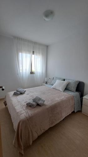 - une chambre avec un grand lit et 2 serviettes dans l'établissement BUENAVISTA LA CALA, à La Cala de Finestra