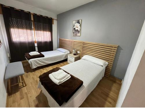 Habitación con 2 camas en una habitación en Pension Matias Rooms, en Sarria