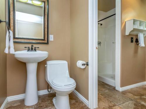 Un baño de Wasatch Retreat in Draper with Mtn Views Theater and Hot Tub