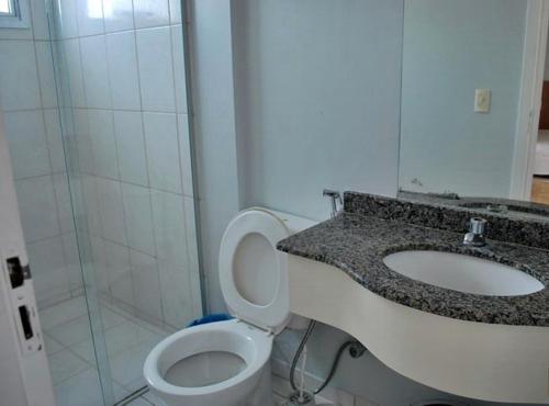 a bathroom with a sink and a toilet at Temporada Thermas Place Suítes Caldas Novas in Caldas Novas