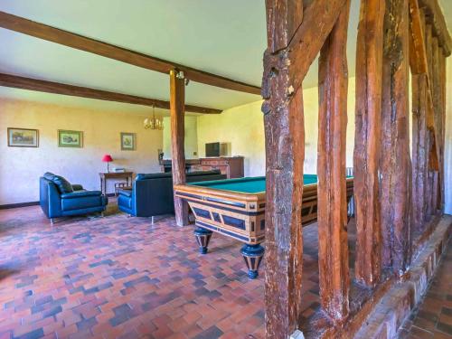 une grande pièce avec une table de billard à l'intérieur dans l'établissement La Breteche-Le château et les dépendances, à Ligny-le-Ribault