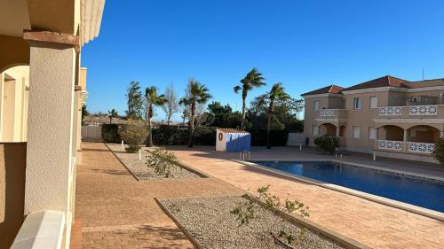 une maison avec une piscine à côté d'un bâtiment dans l'établissement Eco tourist, à Riumar