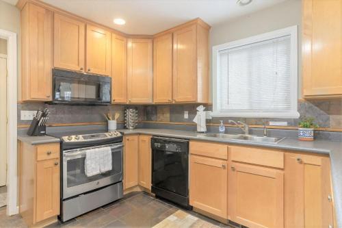Union Pines in Salt Lake with Hot Tub and Deckにあるキッチンまたは簡易キッチン