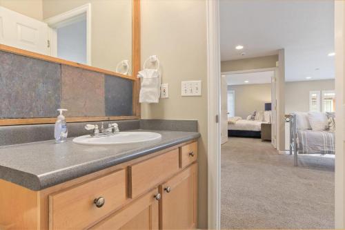 Union Pines in Salt Lake with Hot Tub and Deckにあるベッド