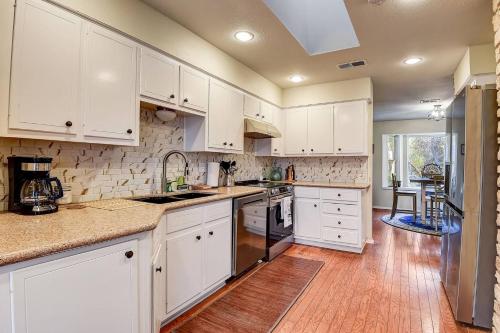 ジョージタウンにあるGeorgetown Trailsの白いキャビネットと木製の床を備えたキッチン