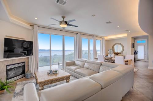 un soggiorno con un grande divano e un camino di Lake Travis Overlook ad Austin