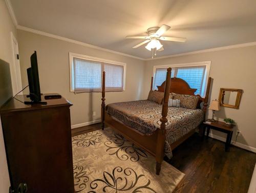 1 dormitorio con 1 cama y ventilador de techo en Southern Comfort Statesville, en Statesville