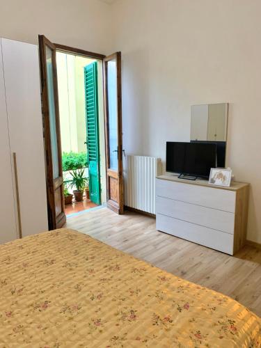 a bedroom with a bed and a dresser with a mirror at Appartamento Meri, Montecatini Terme in Montecatini Terme
