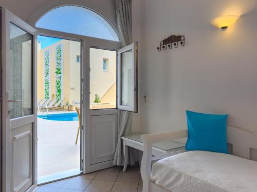 Vaade basseinile majutusasutuses Reverie Santorini Hotel või selle lähedal