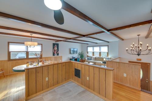 una grande cucina con pannelli in legno e soffitto di Vacation Rental Home about 2 Mi to Windham Mountain! a Windham