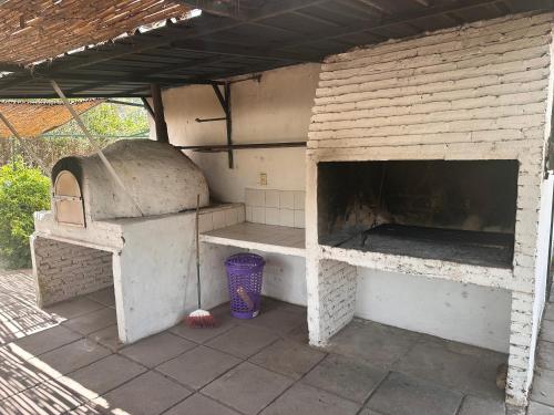 Gril dostupný pro hosty v chaty