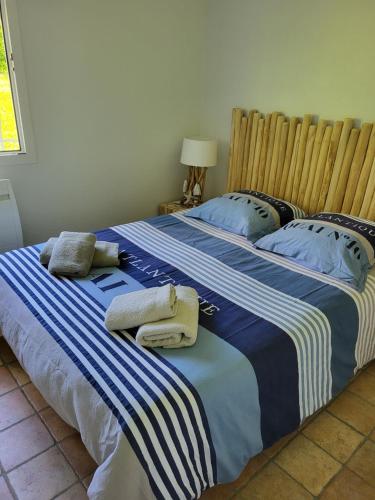 deux lits dans une chambre avec des serviettes dessus dans l'établissement Les Rochers de Vallières, Appartement de 35 m2 avec 1 chambre, Terrasses, Jardin 140 m2, Vue panoramique face à l'Océan !, à Saint-Georges-de-Didonne