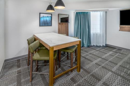 Μια τηλεόραση ή/και κέντρο ψυχαγωγίας στο Staybridge Suites Denver - Cherry Creek by IHG
