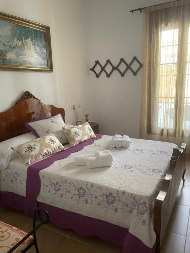 a bedroom with a bed with two towels on it at Casa Sol y Luna in Alozaina
