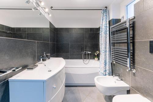 La salle de bains est pourvue d'un lavabo, de toilettes et d'une baignoire. dans l'établissement Maika House - Amalfi Coast - Seaview, à Atrani