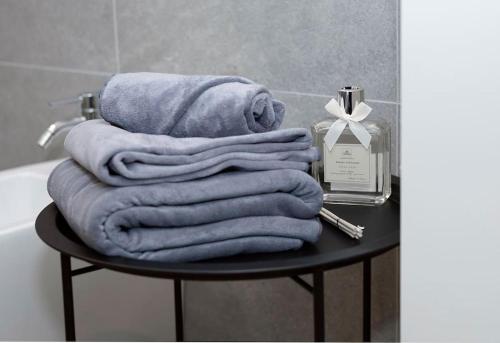 una pila de toallas sentadas en una mesa en un baño en Appartamento NEW YORK, en Torre dʼIsola