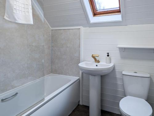 Epona 8 - Hot Tub-Perth-Pets-Luxury في بيرث: حمام مع حوض ومرحاض وحوض استحمام