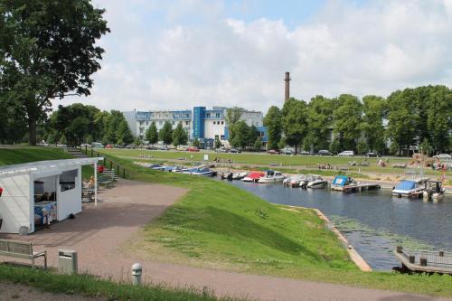 Výhled na řeku, která protéká v blízkosti apartmánu