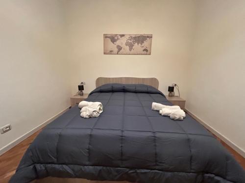 una camera da letto con un grande letto con asciugamani di CAPINERA a Pozzallo