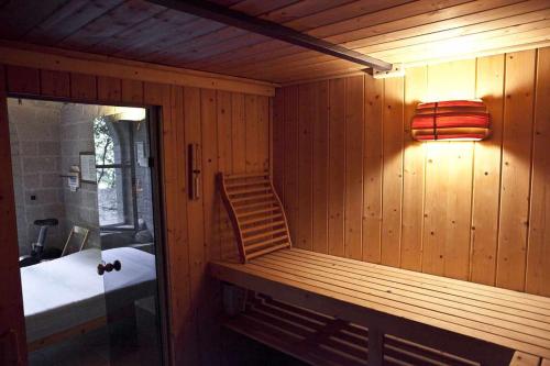 - un sauna avec un banc en bois dans une pièce dans l'établissement Agriturismo Fattoria Walden, à Ficulle