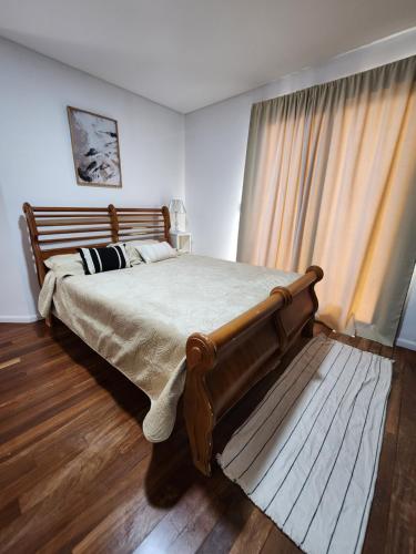 ein Schlafzimmer mit einem großen Bett und einem Fenster in der Unterkunft Departamento Frente al Río con balcón - vista única in Posadas