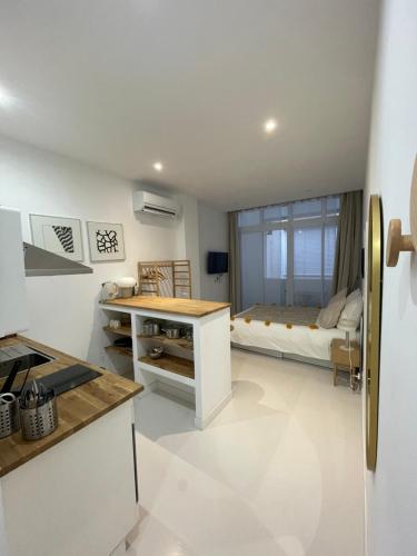 - une cuisine et un salon avec un lit en arrière-plan dans l'établissement STUDIO AU CALME A CASTELLANE, à Marseille