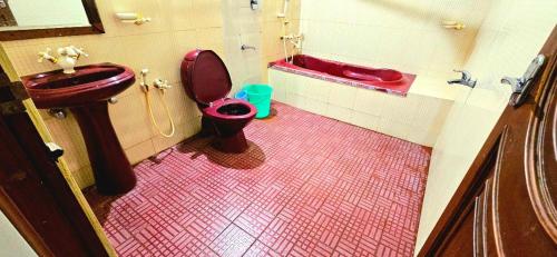 łazienka z toaletą i umywalką w obiekcie KRISHNAGIRI homes w mieście Guruvayur
