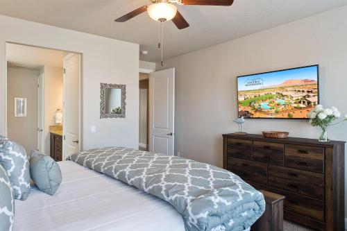 een slaapkamer met een bed en een tv aan de muur bij 105| Waterpark in St George with Hot Tub and Views in Santa Clara