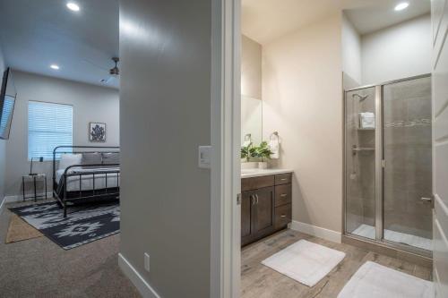 Un baño con ducha, lavabo y bañera. en 64| Pool Oasis at Ocotillo Springs with Private Pool, en Santa Clara