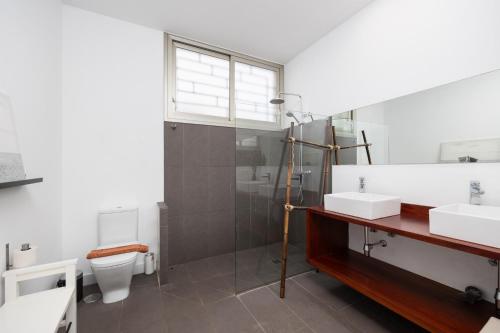 a bathroom with two sinks and a shower and a toilet at Villa Sal Marina in Puerto del Carmen