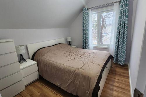 - une petite chambre avec un lit et une fenêtre dans l'établissement St B. Living, à Winnipeg