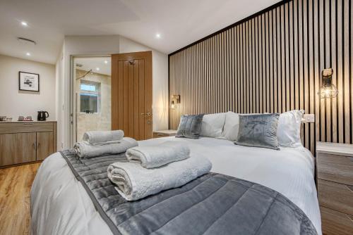 1 dormitorio con 1 cama grande y toallas. en Luxury Studio Rooms, Stockton, Pet Friendly, Wifi 