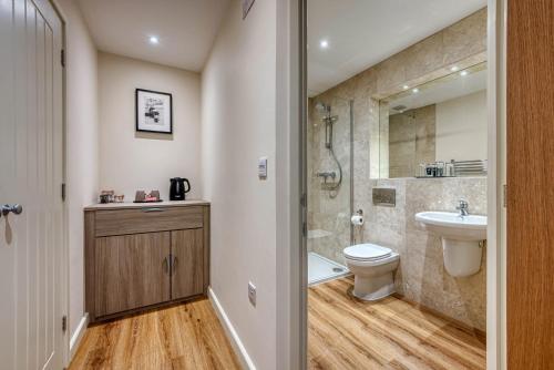 a bathroom with a toilet and a sink and a shower at Luxury Studio Rooms, Stockton, Pet Friendly, Wifi 