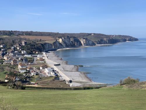 Blick auf die Küste eines Strandes in der Unterkunft La Villa Marguerite in Pourville-sur-Mer