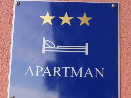 Ein Zeichen für Aarmann mit Sternen drauf in der Unterkunft A&M Apartment in Marina