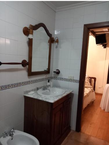 y baño con lavabo y espejo. en Pazo de San Lorenzo, en Puebla de Trives