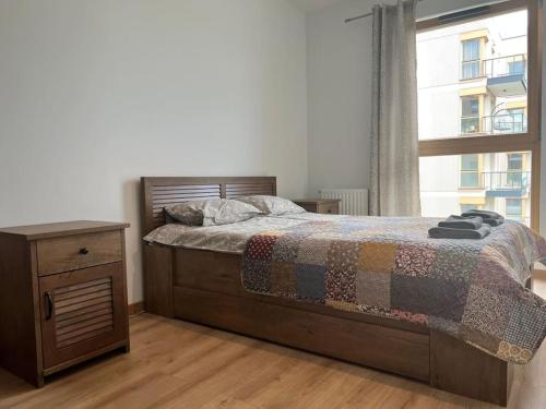 Schlafzimmer mit einem Bett und einem Fenster in der Unterkunft Apartament Porto Seaside in Danzig