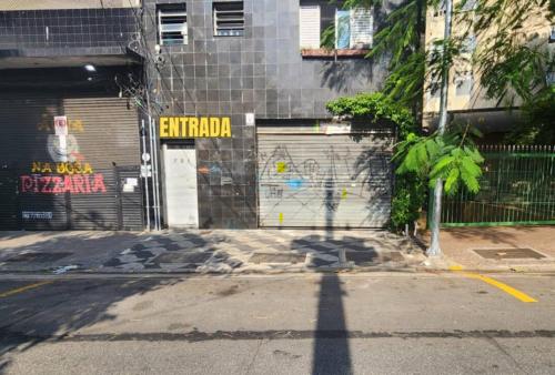 um edifício com garagem com graffiti em Um Bar para chamar de SEU! em São Paulo