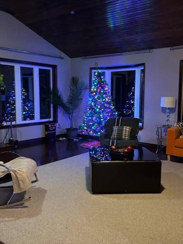 Χώρος καθιστικού στο 4 Bedrms, Indoor HotTub, Wineries & Niagara Falls