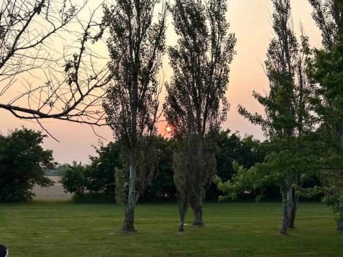 Η ανατολή ή δύση του ηλίου όπως φαίνεται από αυτή η βίλα ή από εκεί κοντά