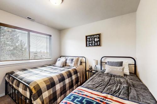1 Schlafzimmer mit 2 Betten und einem Fenster in der Unterkunft Happy Goose at Eagle Crest in Redmond