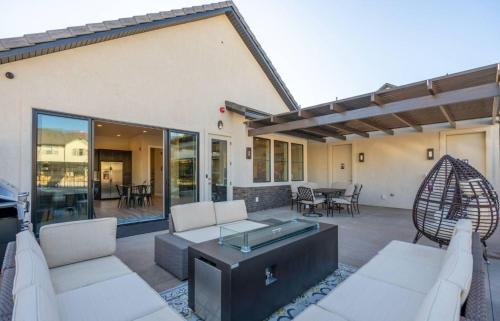 Coin salon dans l'établissement 29 | Vista House in Ocotillo Springs with Private Spa and Views