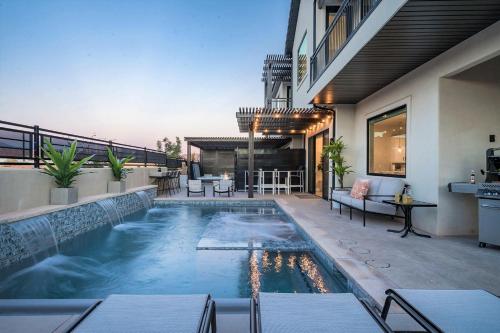 una piscina en la parte superior de un edificio en 29-30 | 2 Connected Homes in Ocotillo Springs with Pool and Spas en Santa Clara