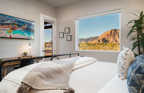 sypialnia z łóżkiem i dużym oknem w obiekcie 29-30 | 2 Connected Homes in Ocotillo Springs with Pool and Spas w mieście Santa Clara