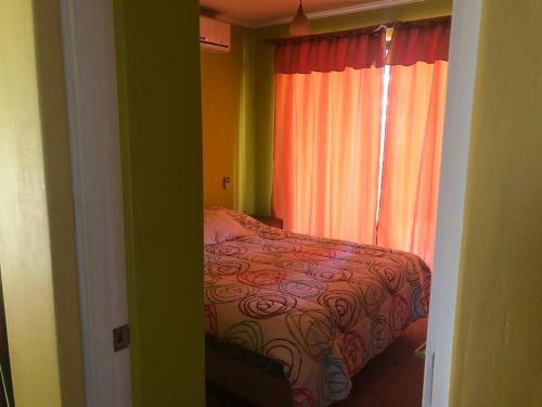 una piccola camera con letto e finestra di Acogedora casa en Rapel a El Durazno