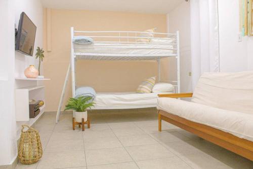um quarto com 2 beliches e um sofá em Wepa House near Gozalandia em San Sebastian