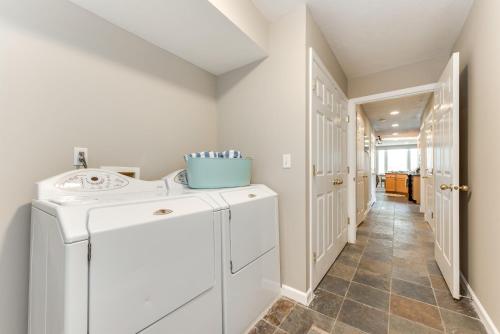 lavadero blanco con lavadora y secadora en Union Duplex Woods and Spruces in Salt Lake with Hot Tub, en Midvale