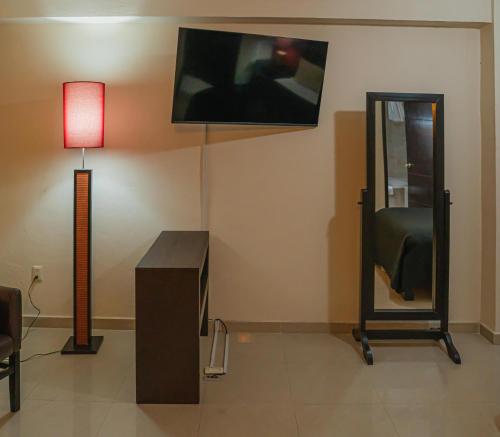 Una televisión o centro de entretenimiento en HOTEL ZAPOTLAN